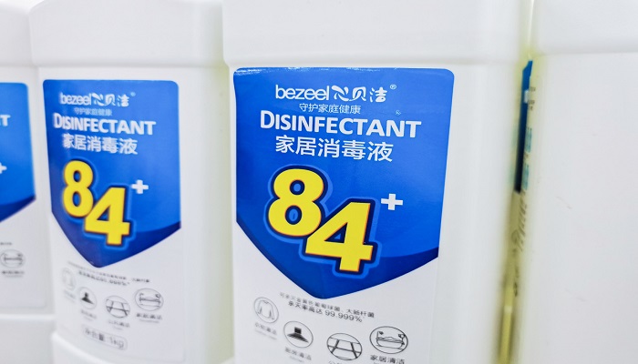 84漂完衣服后的味道好去掉吗 84消毒液漂完衣服后的味道可以去掉吗