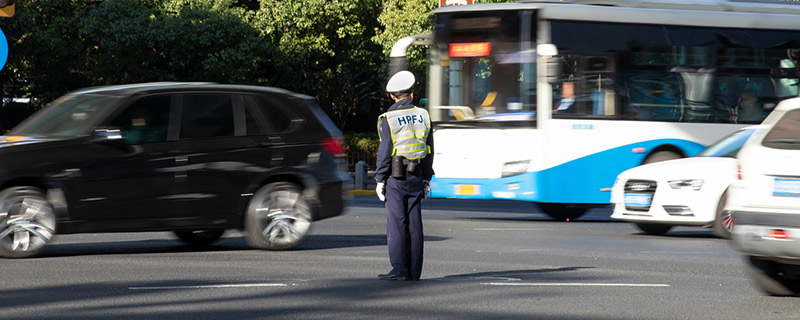 交警指挥手势8个图解 交警指挥手势8个