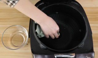 如何清洗电饭煲（如何清洗电饭煲的发热盘）