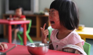 孩子第一次上幼儿园会哭怎么安慰（孩子第一次上幼儿园会哭怎么安慰她）