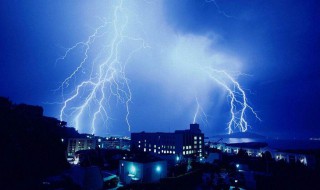 梦见打雷下雨 梦见打雷下雨房子漏雨是怎么回事