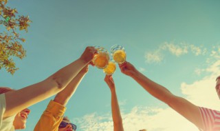 3秒吹啤酒的技巧怎么练（3秒吹啤酒的技巧怎么练出来）