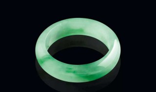 带玉镯有什么好处与讲究（带玉镯有什么好处与讲究是和田玉好还是翡翠玉好）