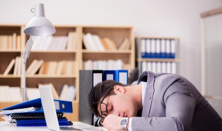 书桌布置的方法（书桌怎样布置比较合适）