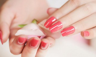 涂匀指甲油的方法（如何涂匀指甲油）