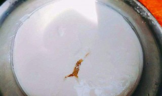 酸奶做出来很稀怎么回事（酸奶做出来很稀怎么办）