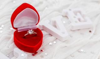 定婚礼物送什么比较好（定婚礼物送什么比较好男士）