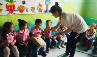 给幼儿园老师送什么教师礼物（给幼儿园老师送礼物送什么）