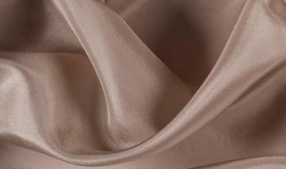 真丝衣服怎么洗涤和保养方法（蚕丝衣服用什么洗涤最好）