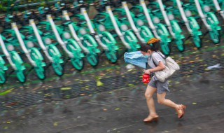 狂风暴雨幽默的说说（高情商下雨天发朋友圈）