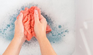 黑色笔芯弄衣服上怎么洗掉（怎么去除衣服上的黑色笔芯）