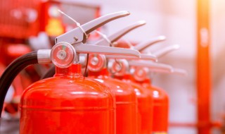 使用灭火器灭火的最佳位置是哪（使用灭火器灭火的最佳位置是哪个位置）