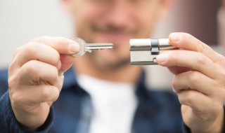 锁芯转不动小窍门 锁芯转不动小窍门坏了怎么修