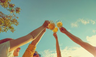 如何让啤酒快速变凉 如何让啤酒快速变凉快