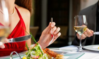 与女子进餐时的注意事项 与女子进餐时的注意事项有