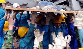 当地震来临时我们应该怎么做（当地震来临时我们应该怎么做的英语翻译）