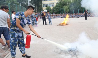 如何使用灭火器（如何使用灭火器四个步骤）