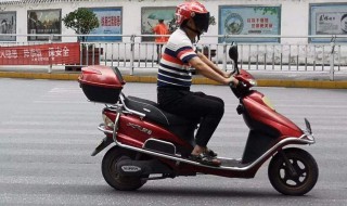 电动车上的人都要戴头盔吗 电动车上的人都要戴头盔吗为什么