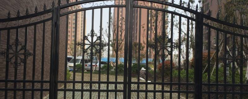 铁大门上的油漆怎么清除 铁大门上的油漆怎么去除