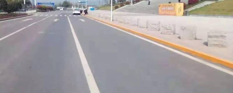 路缘石上的黄实线的含义是什么（路缘石上的黄实线是什么意思?）