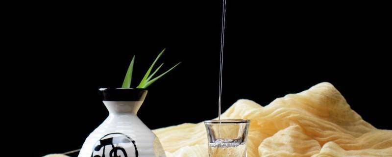 酒精勾兑的酒是什么标准号（10元一斤散白酒利润有多大）