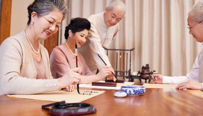 形容人老但风采依旧的诗句 形容年老也依然有风采的诗句