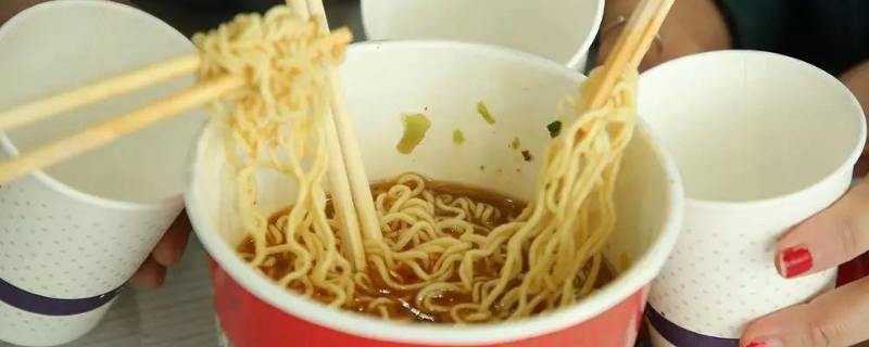 泡面桶能放微波炉吗（泡面桶装可以微波炉加热吗）