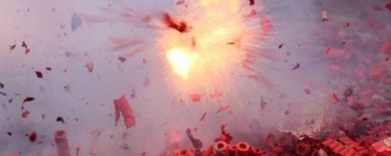 观看爆竹时应至少远离燃火点多少米（观看烟花爆竹时应至少远离火点多少米）