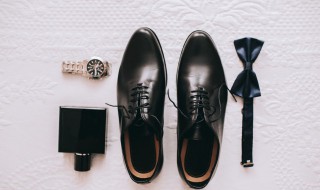 黑皮鞋沾上白油漆怎样清洗干净（白色皮鞋油漆怎么洗掉）