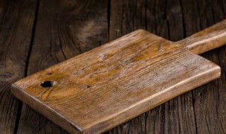 砧板涂油之后怎样清洗干净（砧板抹油后要清洗吗）