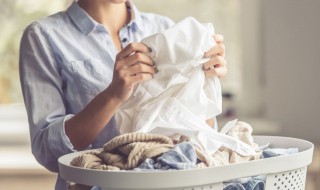 衣服长斑点怎么去除（衣服上面的斑点怎么除掉）
